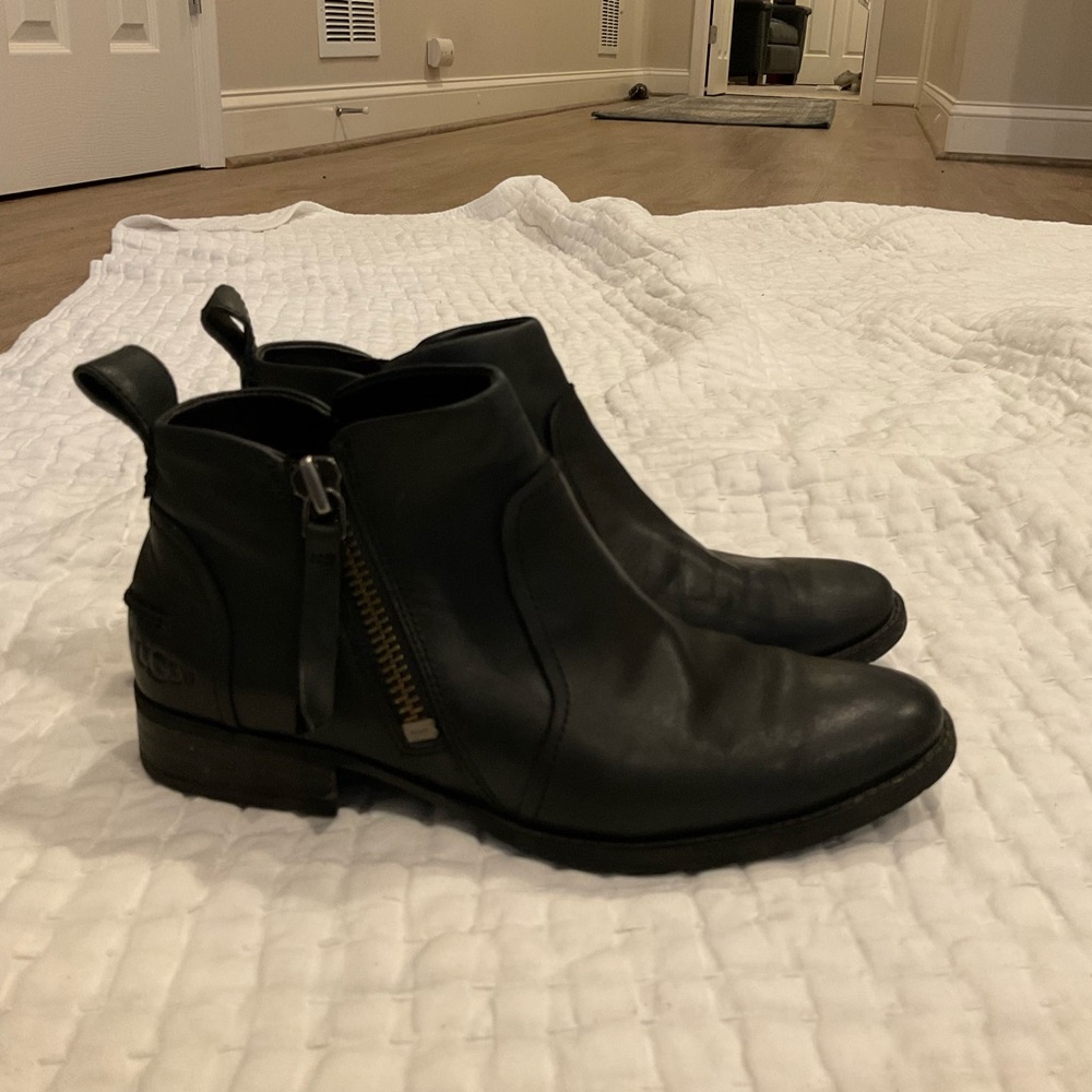 UGG Aureo Black Leather Ankle Boots  US 7.5